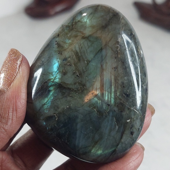 Labradorite Palm Stone | Protective & Transformative Energy for Intuition - Picture 3 of 4
